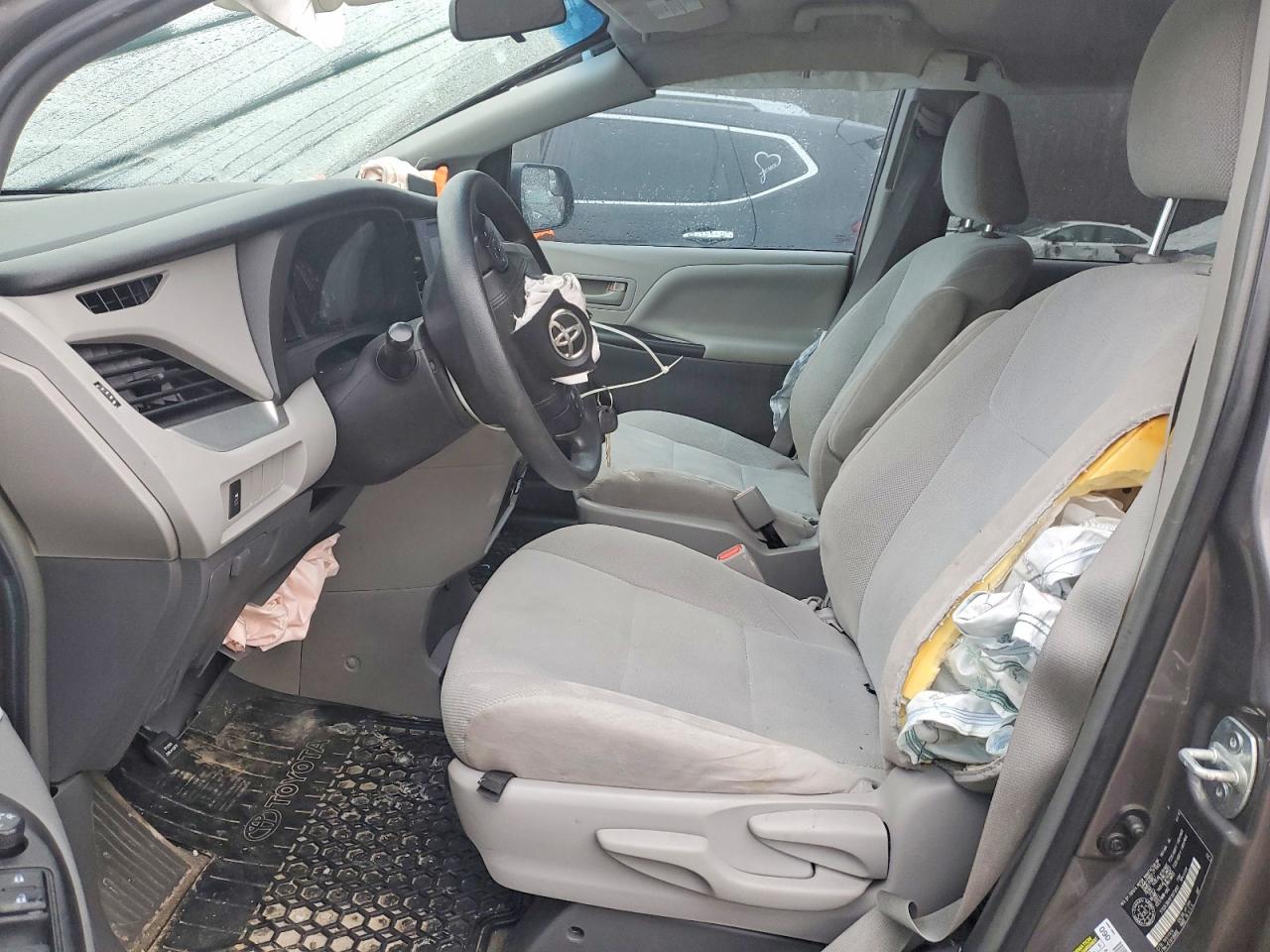 2015 TOYOTA SIENNA L 7-PASSENGER photo 7