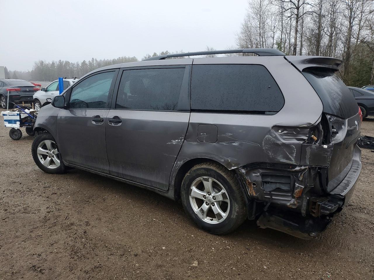 2015 TOYOTA SIENNA L 7-PASSENGER photo 2