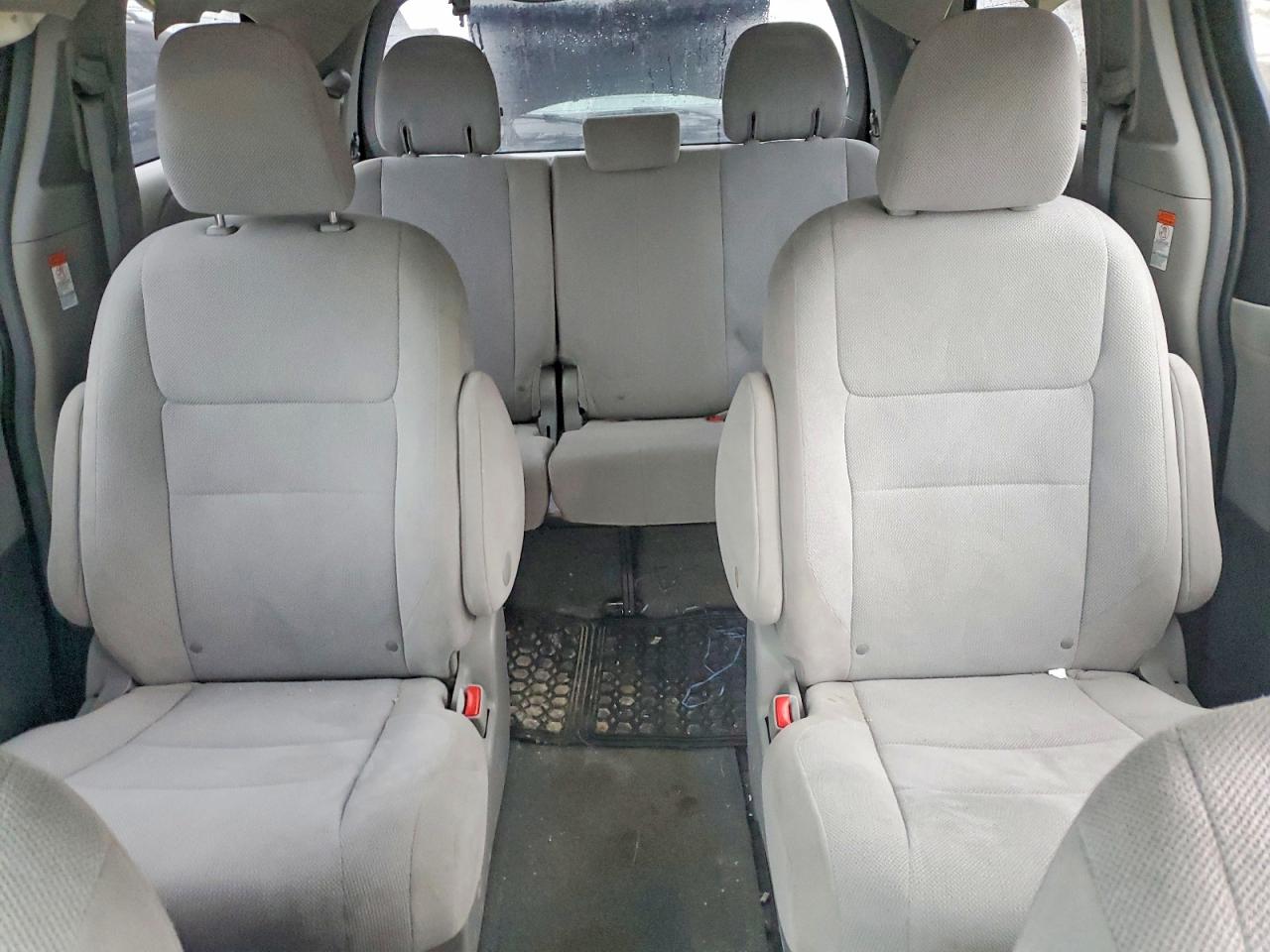 2015 TOYOTA SIENNA L 7-PASSENGER photo 10