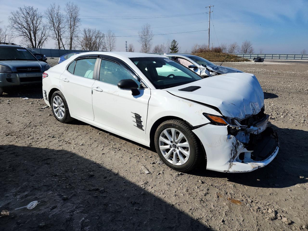 2018 TOYOTA CAMRY LE photo 4