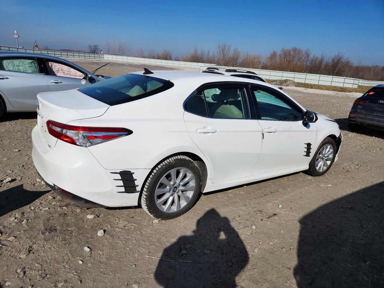 2018 TOYOTA CAMRY LE photo 3