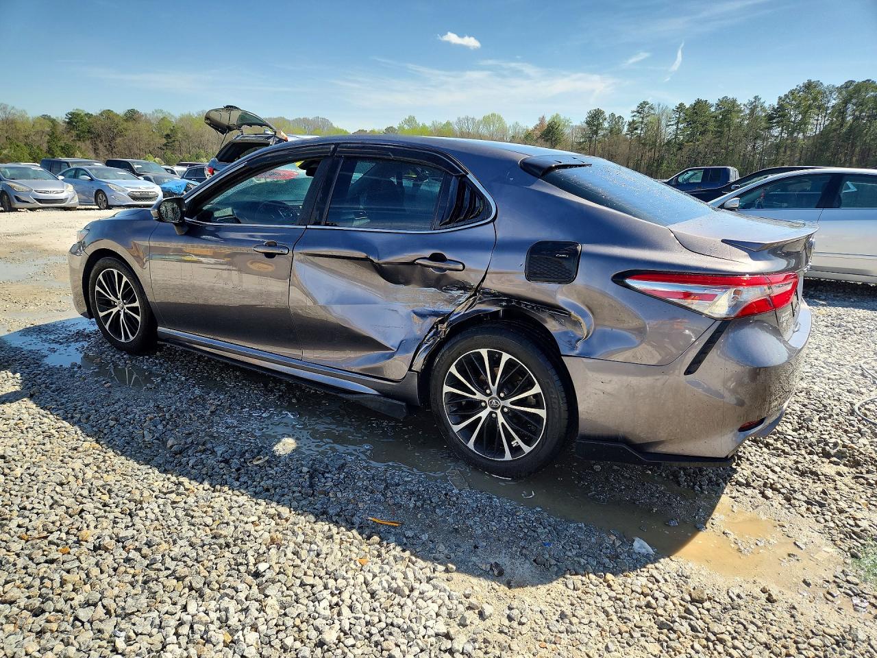 2018 TOYOTA CAMRY SE photo 3