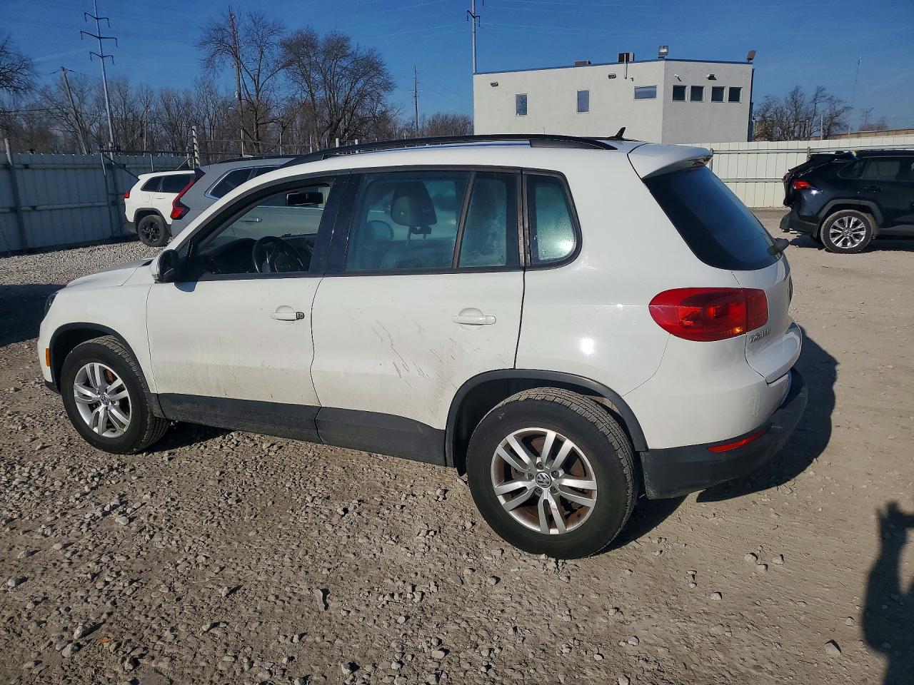 2016 VOLKSWAGEN TIGUAN S photo 3