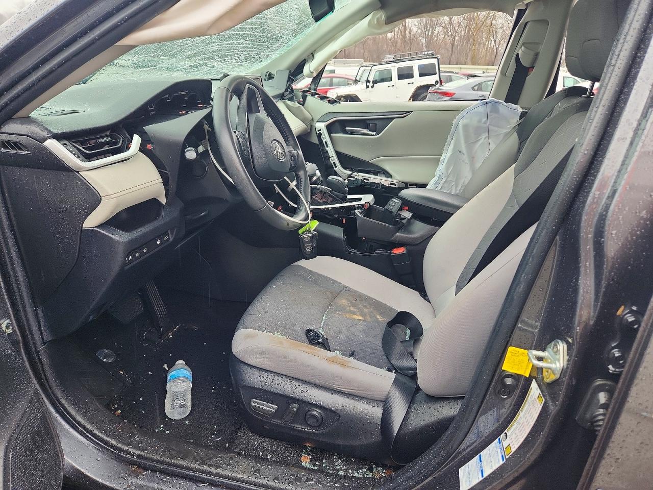 2022 TOYOTA RAV4 XLE photo 13