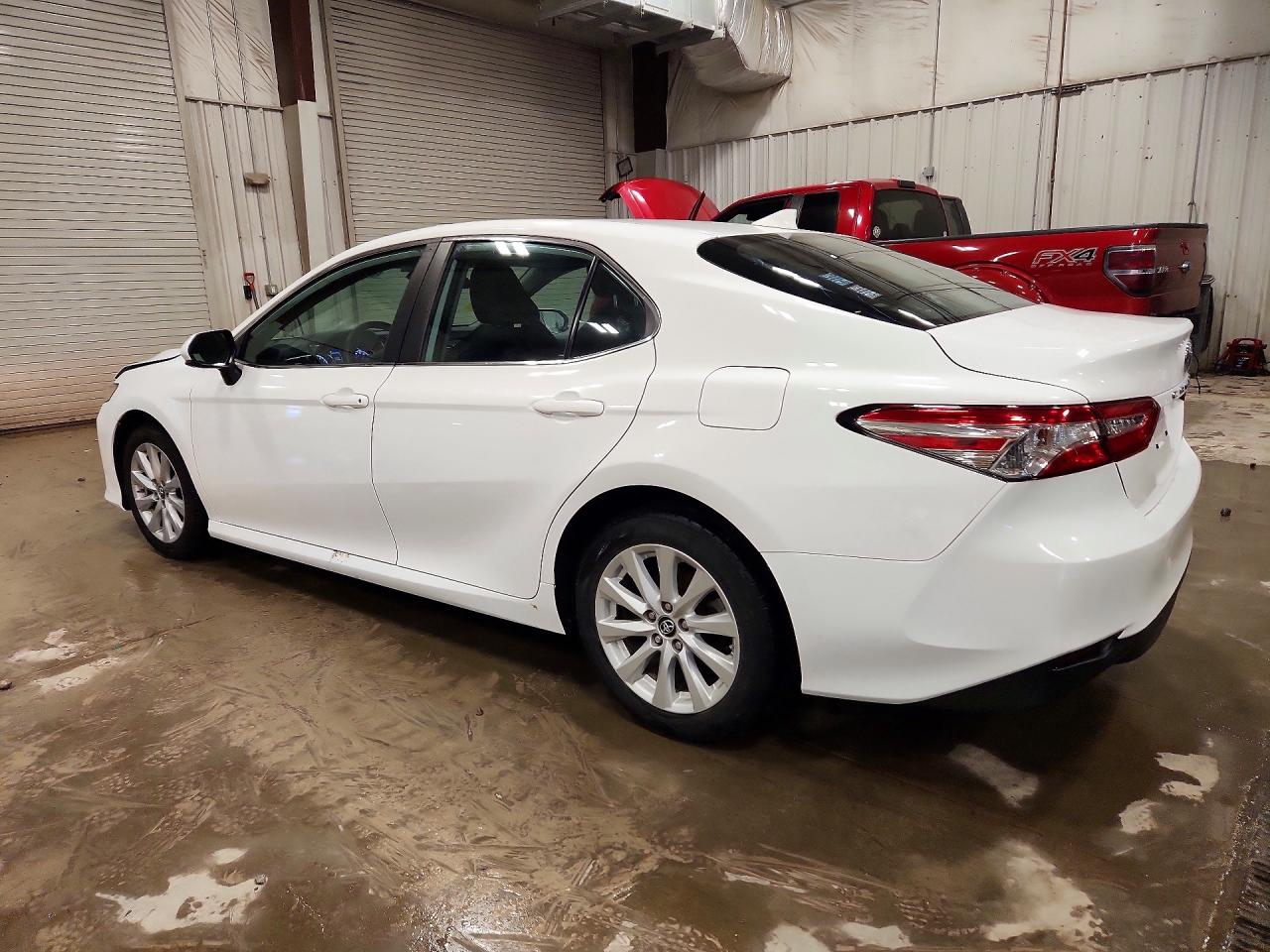 2019 TOYOTA CAMRY LE photo 2