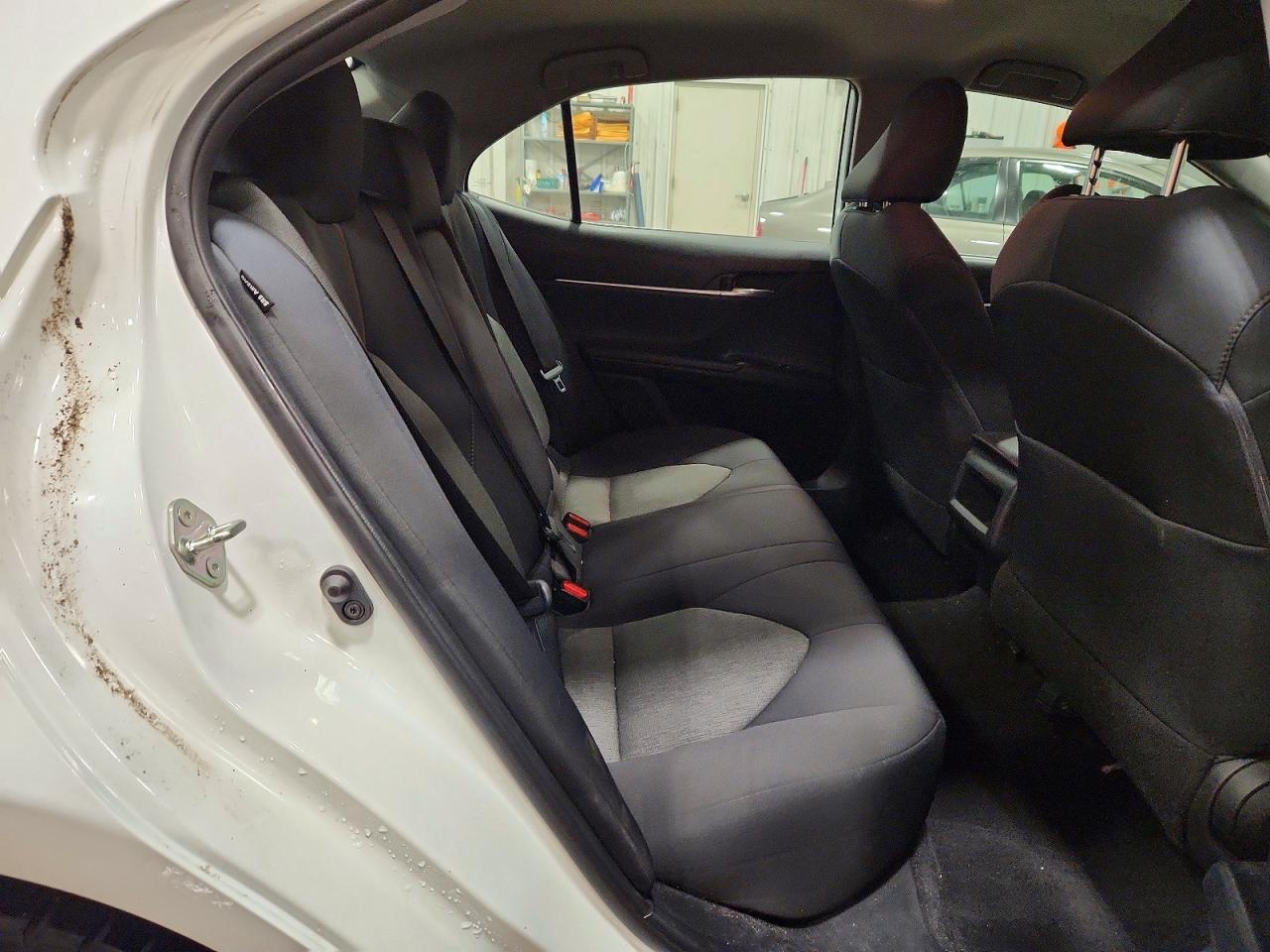 2019 TOYOTA CAMRY LE photo 10