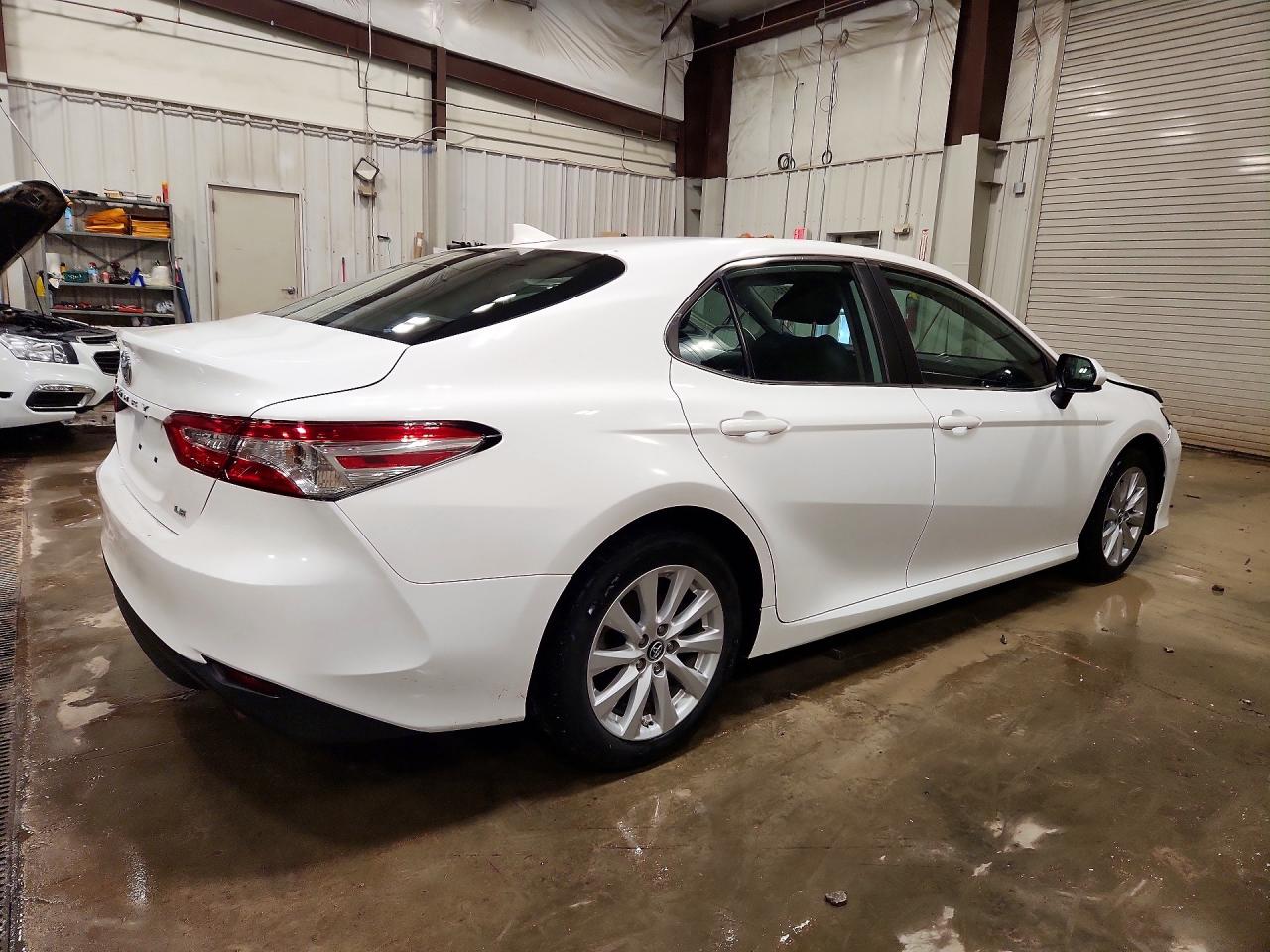 2019 TOYOTA CAMRY LE photo 3