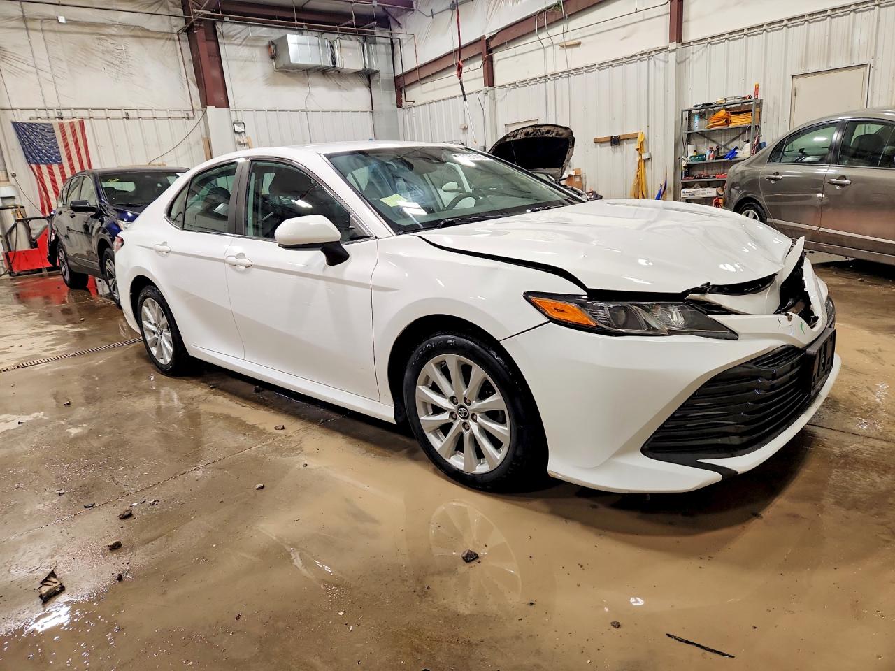 2019 TOYOTA CAMRY LE photo 4
