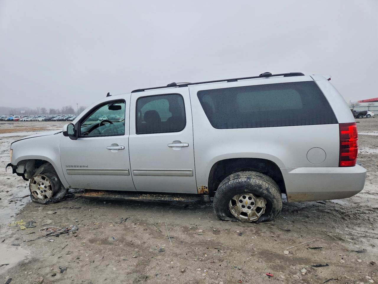 2011 CHEVROLET SUBURBAN K1500 LS photo 2