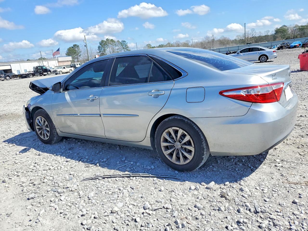 2015 TOYOTA CAMRY LE photo 3