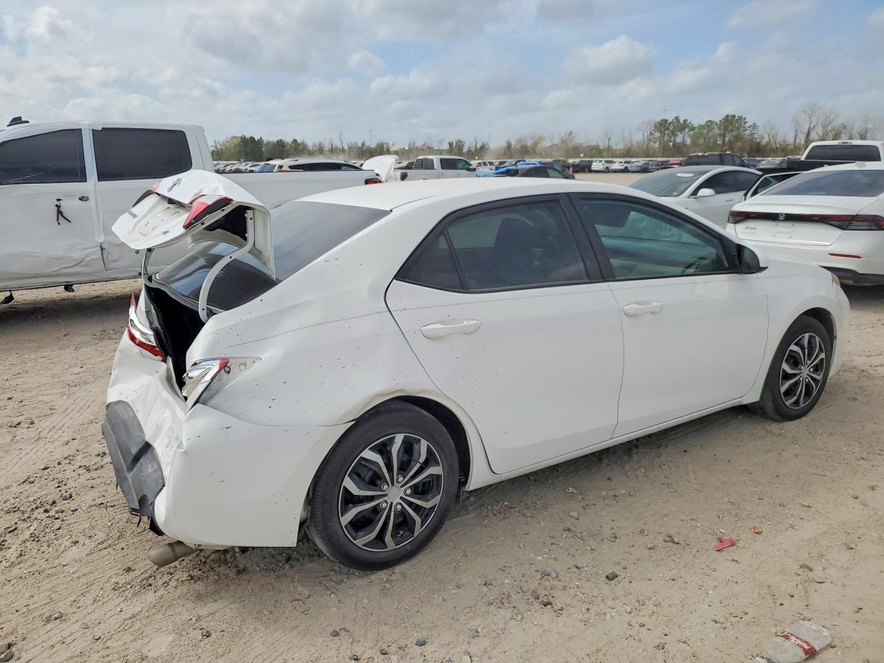 2016 TOYOTA COROLLA LE photo 3