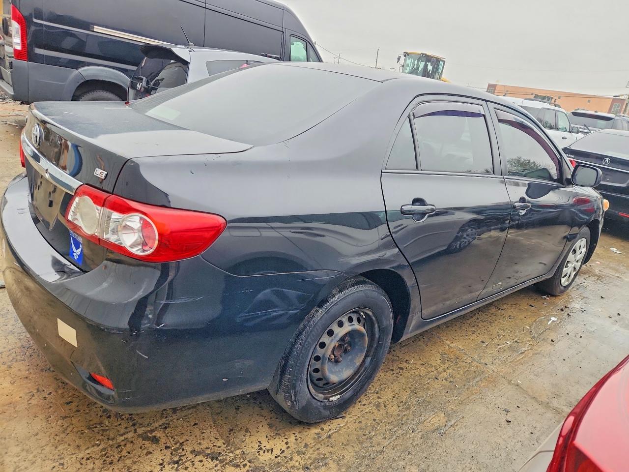 2011 TOYOTA COROLLA LE photo 3