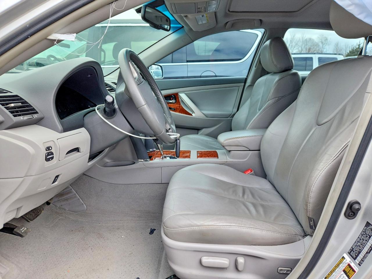 2010 TOYOTA CAMRY XLE photo 13