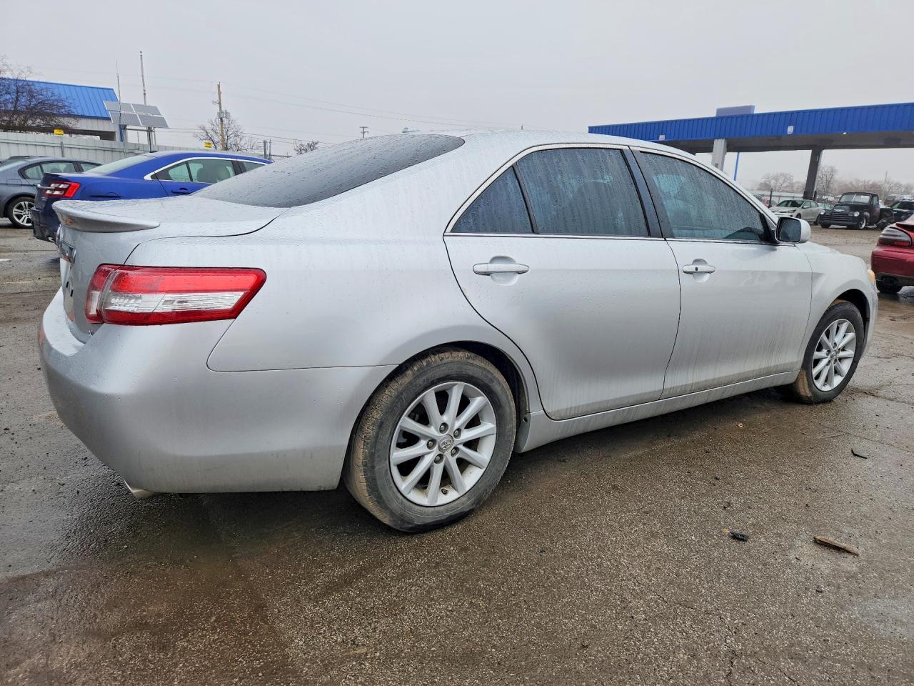 2010 TOYOTA CAMRY XLE photo 5