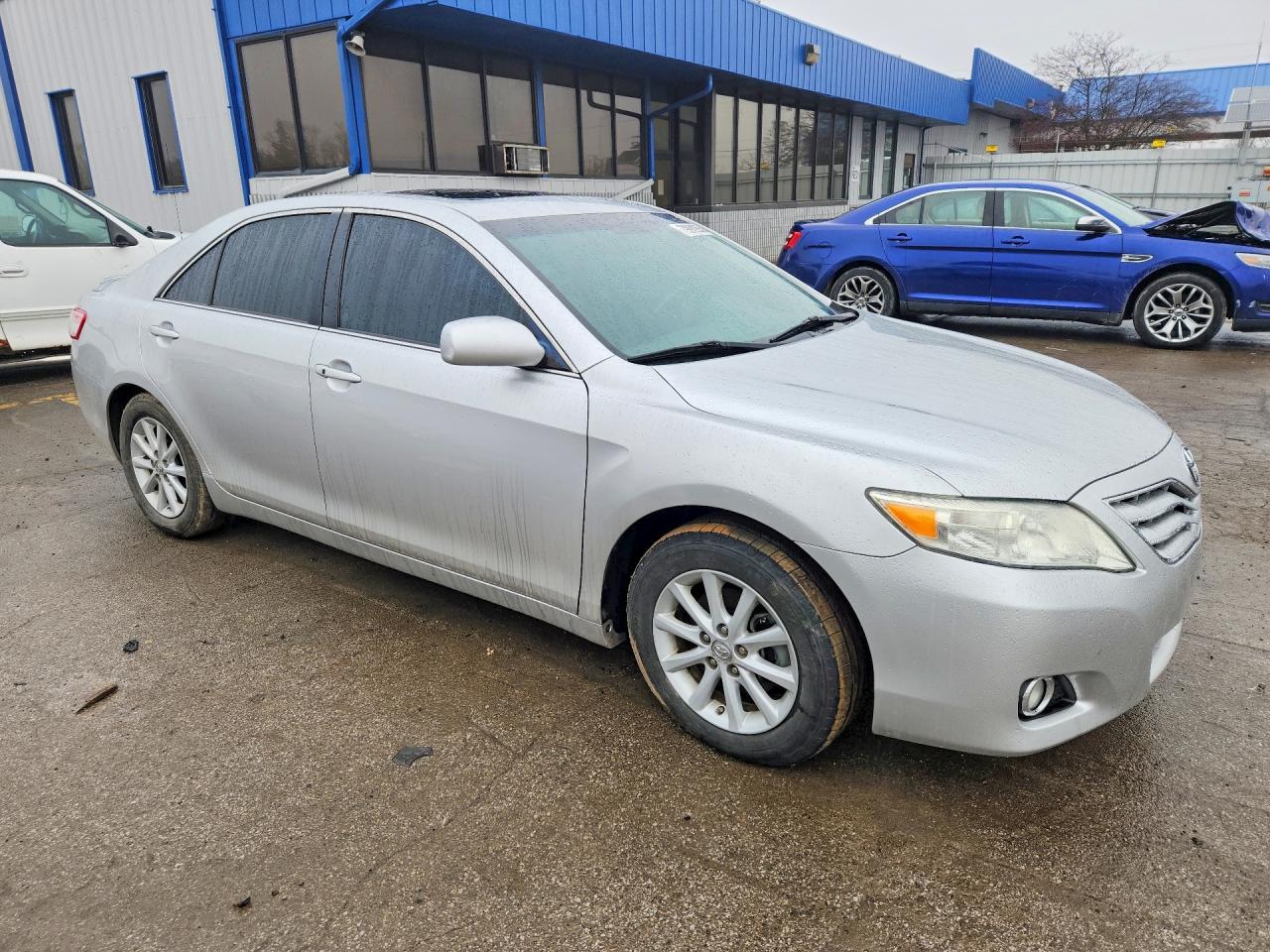 2010 TOYOTA CAMRY XLE photo 7
