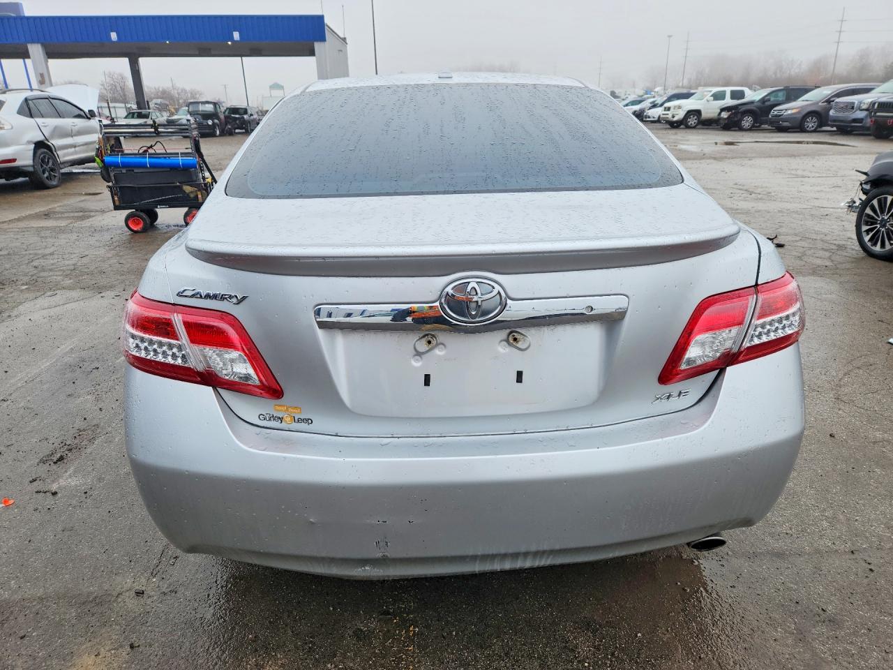 2010 TOYOTA CAMRY XLE photo 11