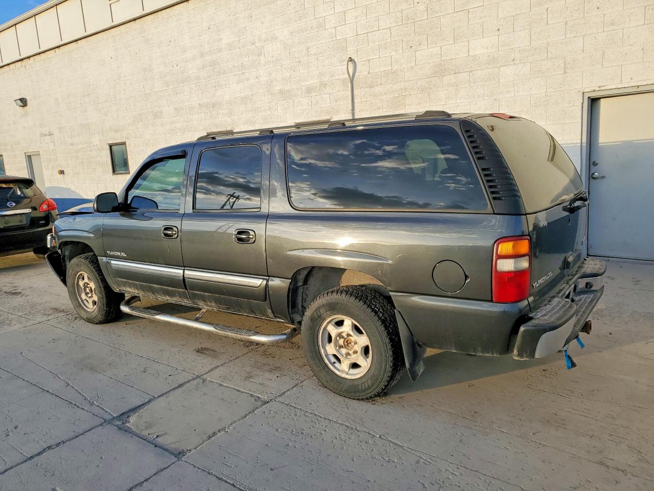 2004 GMC YUKON XL K1500 photo 2