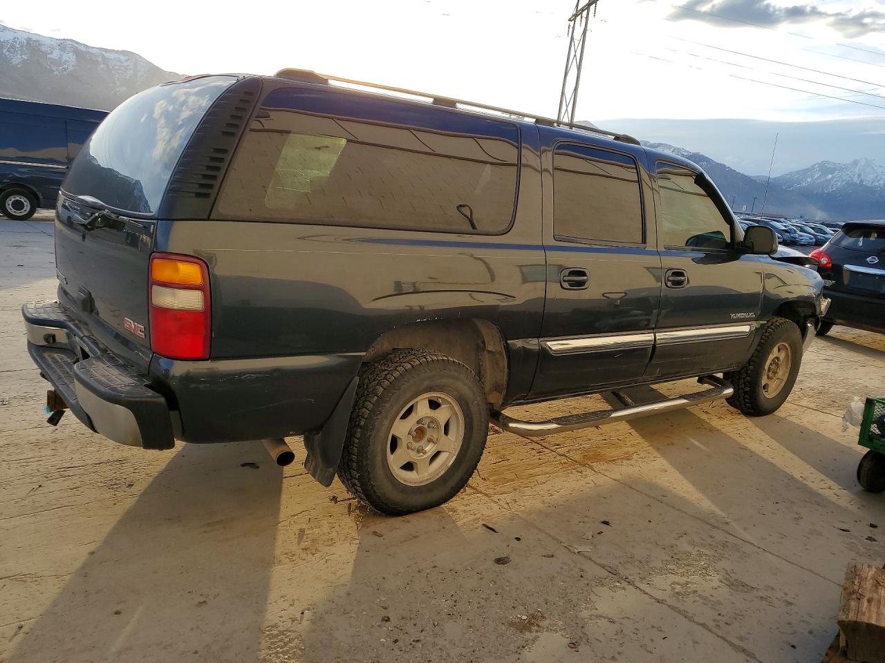 2004 GMC YUKON XL K1500 photo 3