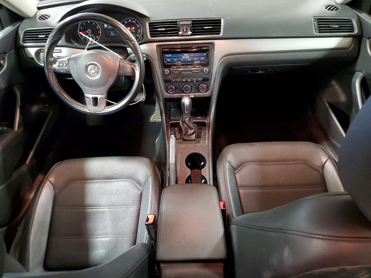 2015 VOLKSWAGEN PASSAT S photo 8