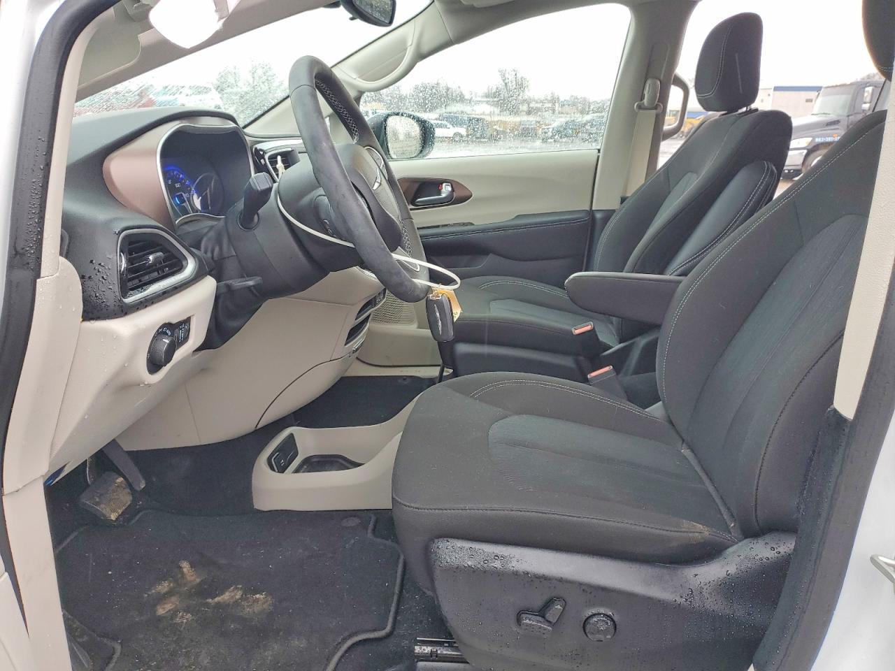 2024 CHRYSLER VOYAGER LX photo 19