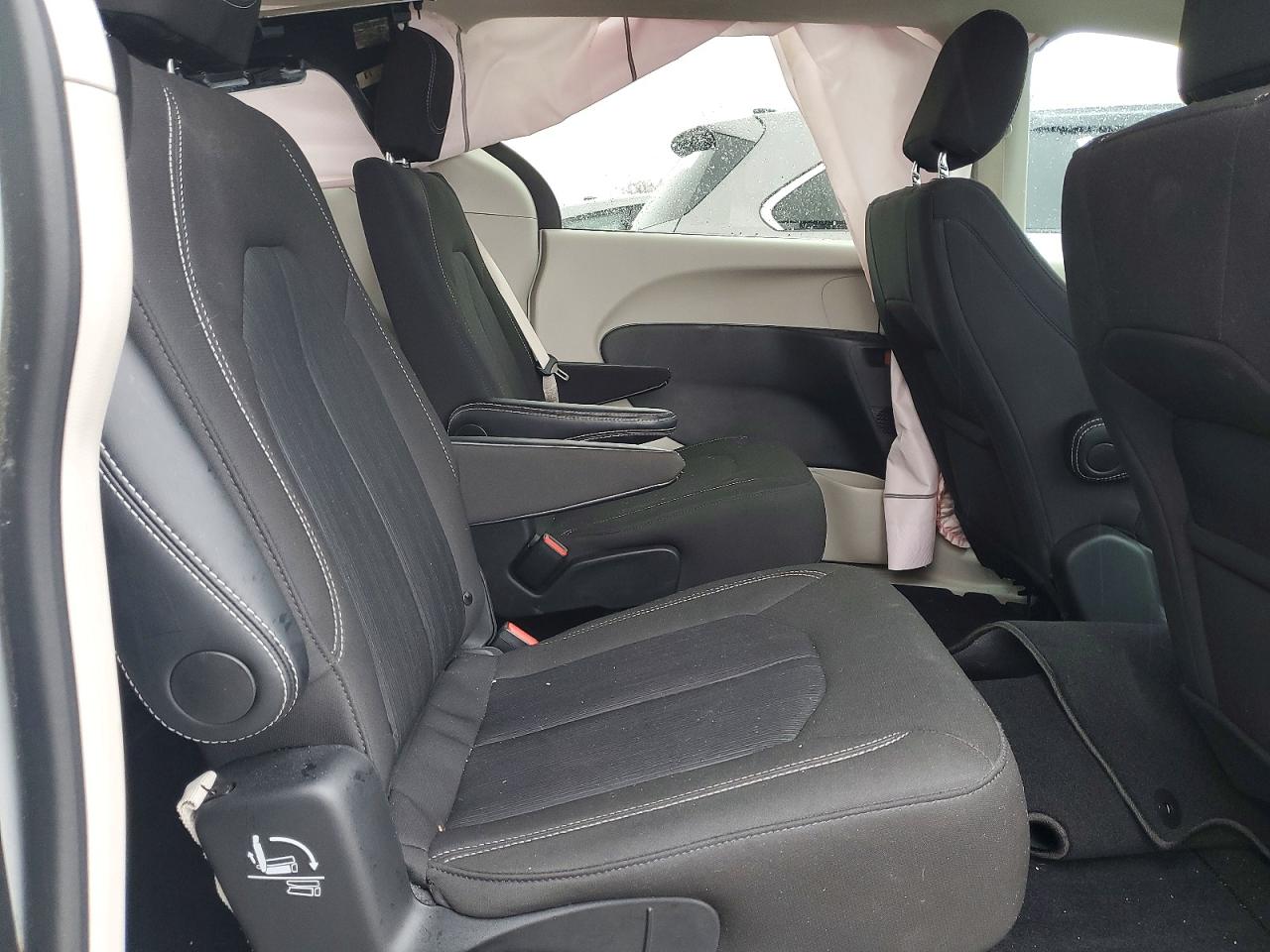 2024 CHRYSLER VOYAGER LX photo 31