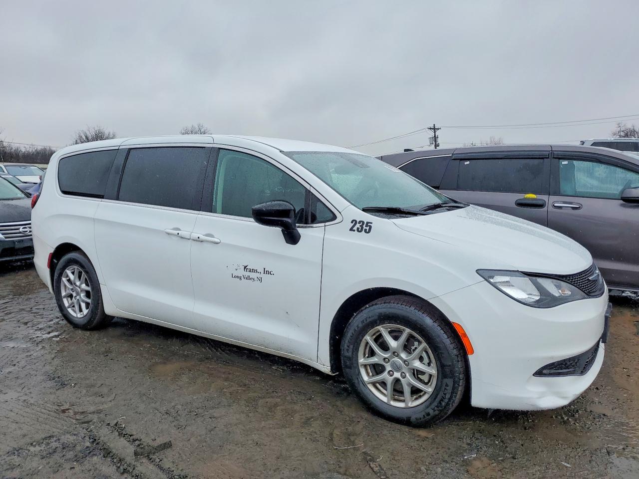 2024 CHRYSLER VOYAGER LX photo 10
