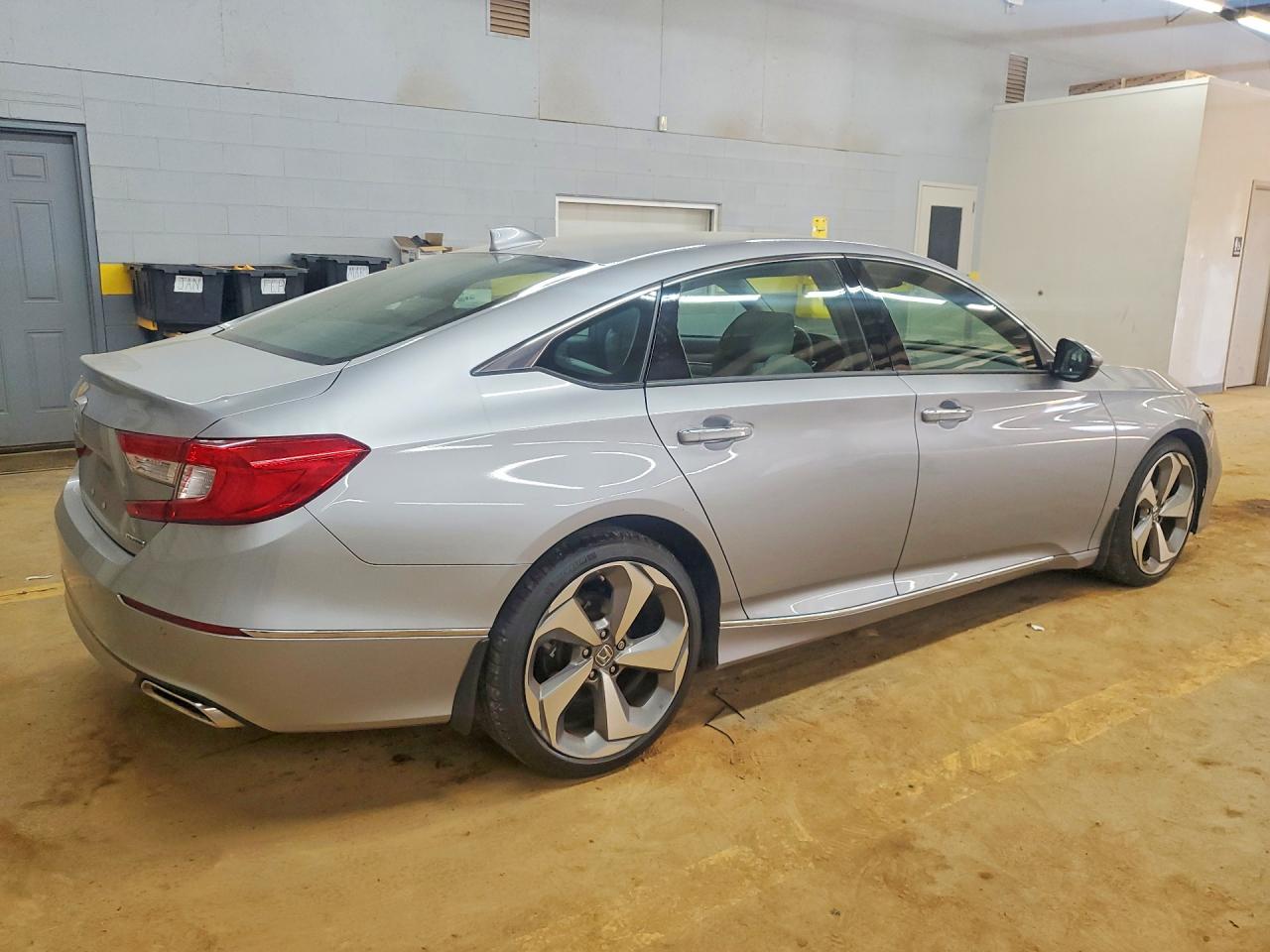 2018 HONDA ACCORD TOURING photo 3