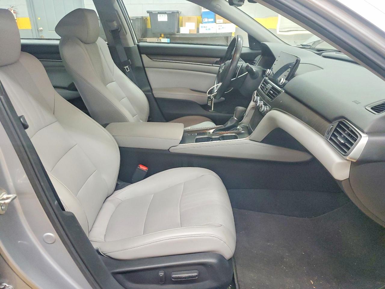 2018 HONDA ACCORD TOURING photo 7