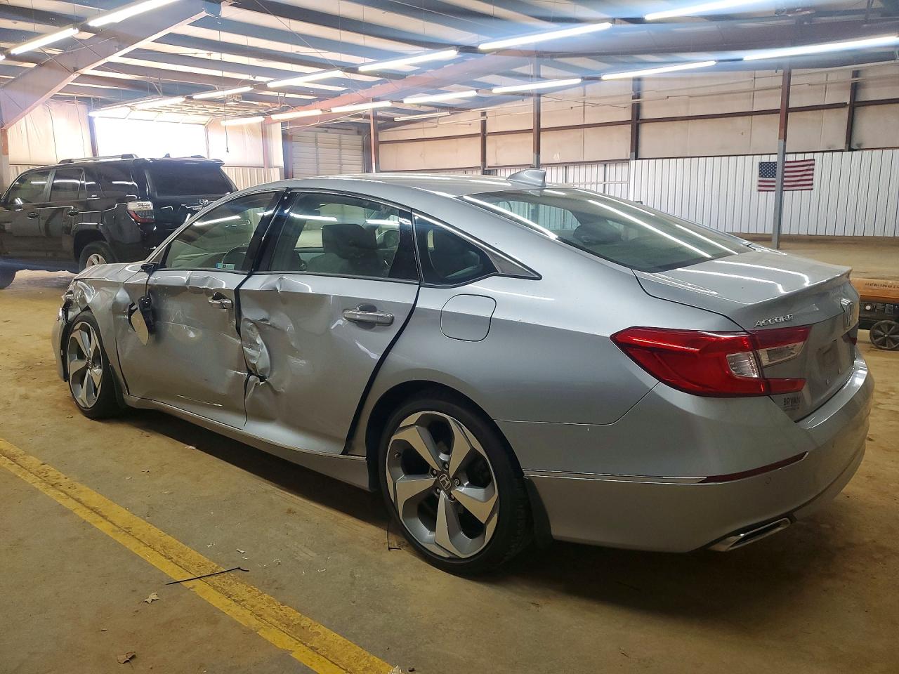 2018 HONDA ACCORD TOURING photo 2