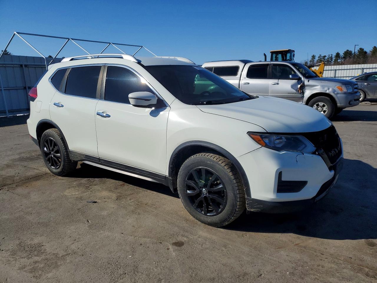 2017 NISSAN ROGUE photo 4
