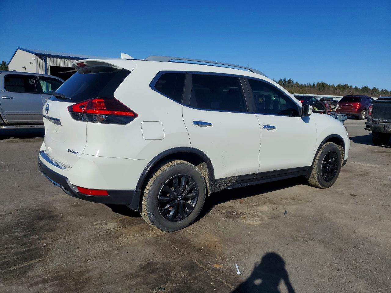 2017 NISSAN ROGUE photo 3