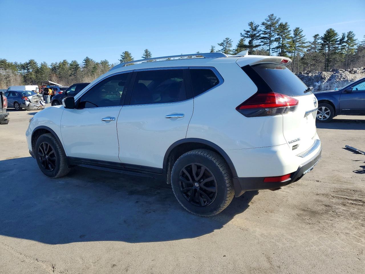 2017 NISSAN ROGUE photo 2