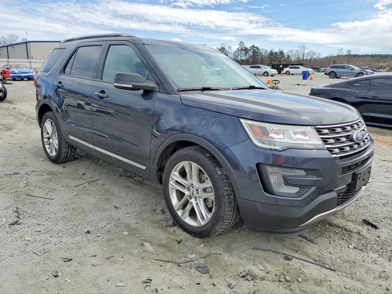 2017 FORD EXPLORER XLT photo 4