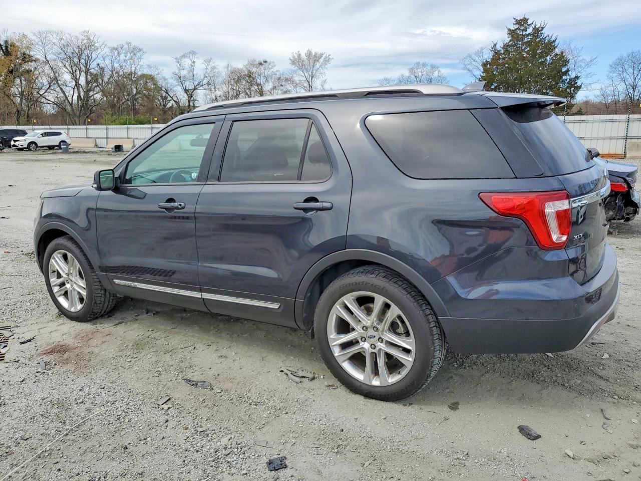 2017 FORD EXPLORER XLT photo 2