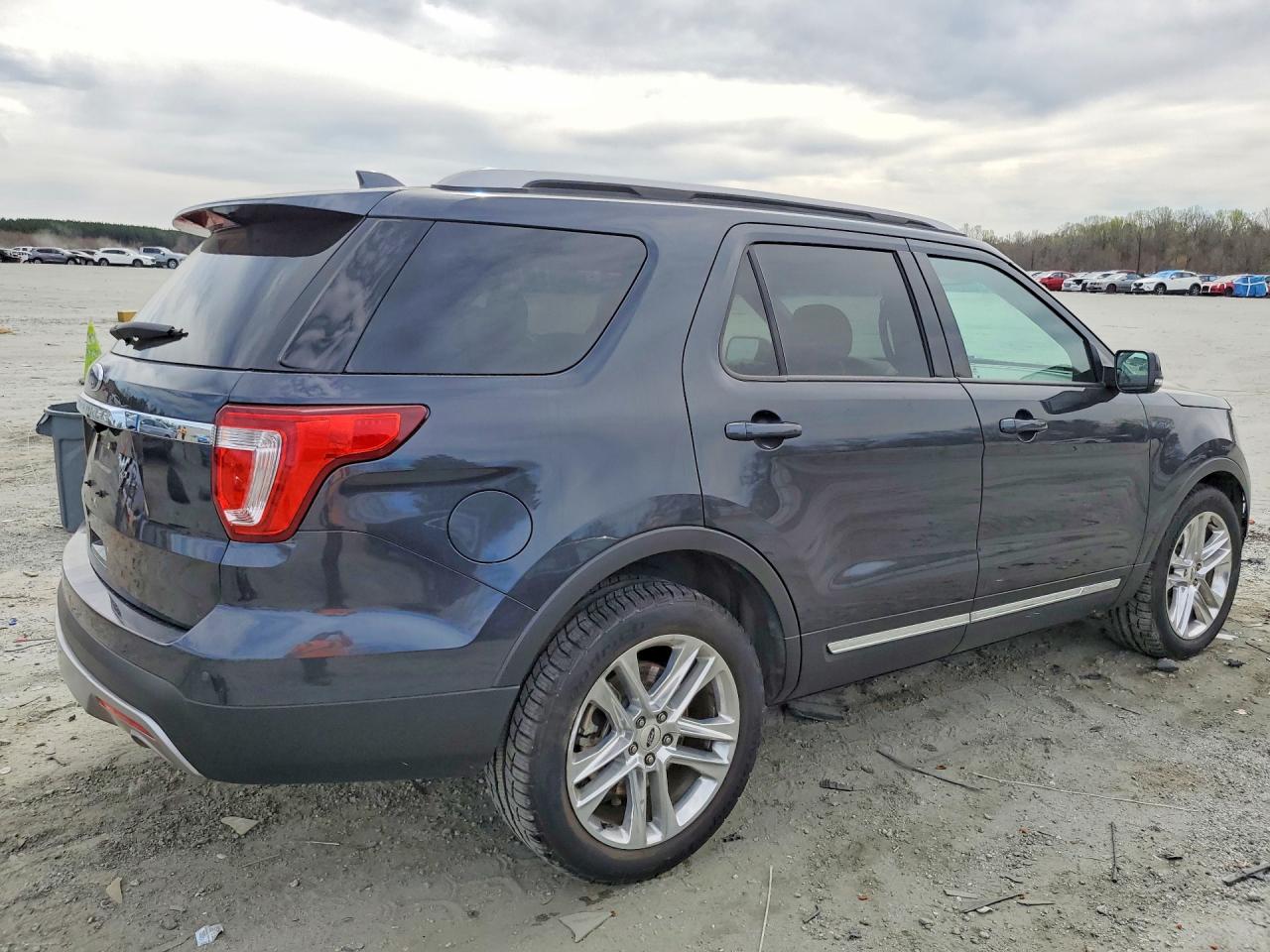 2017 FORD EXPLORER XLT photo 3