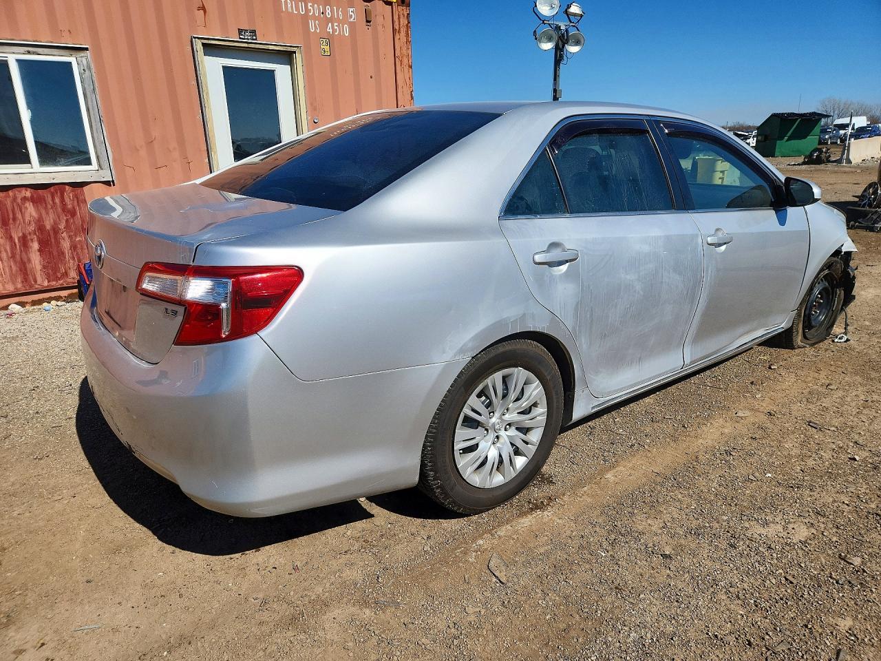2014 TOYOTA CAMRY LE photo 3