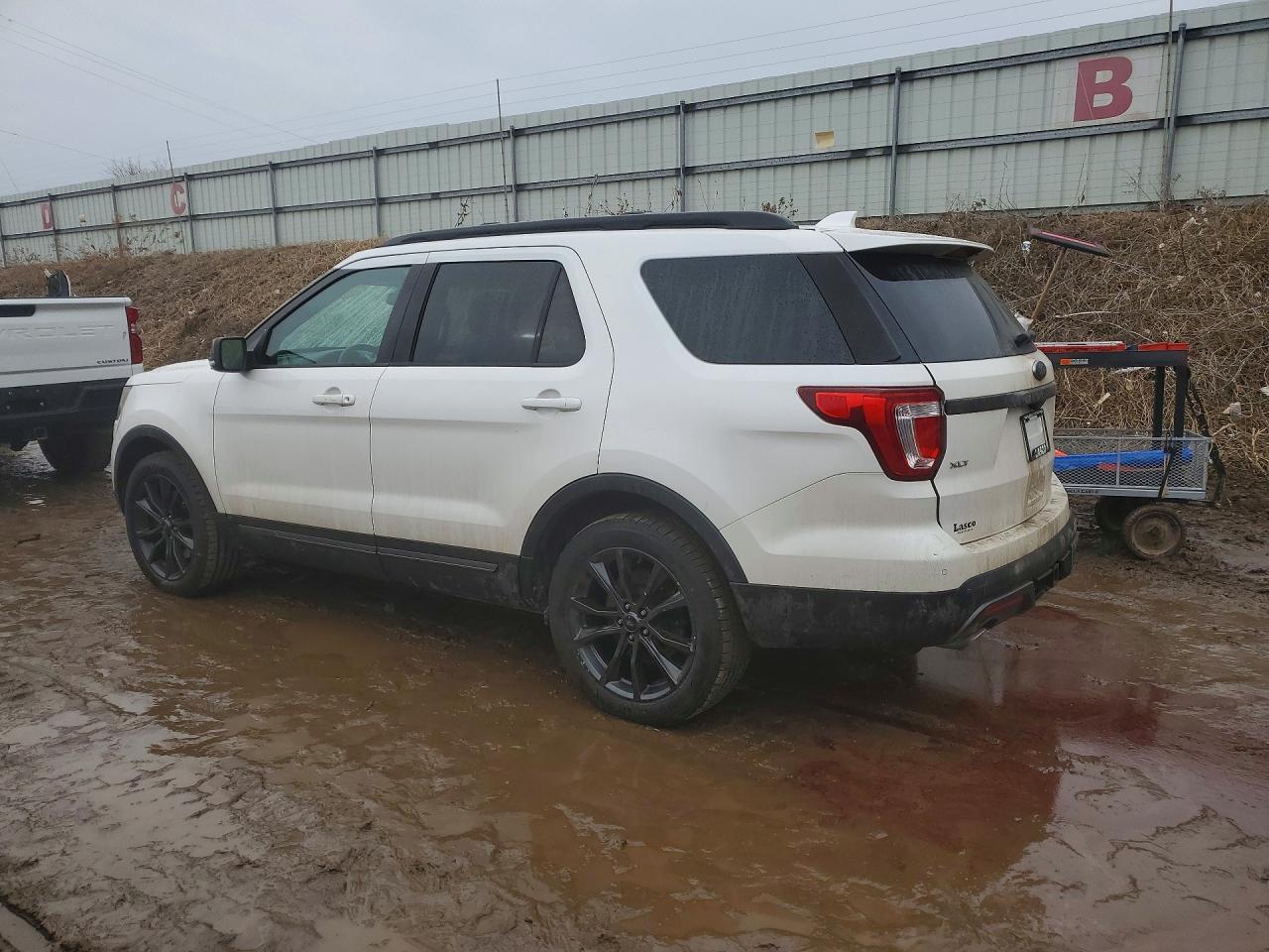 2017 FORD EXPLORER photo 2