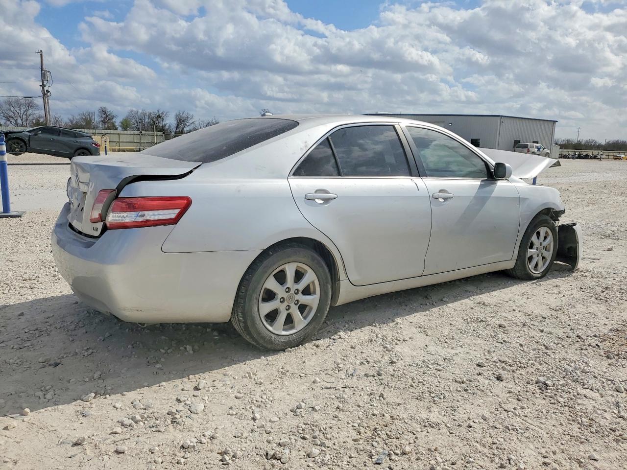 2011 TOYOTA CAMRY LE photo 3