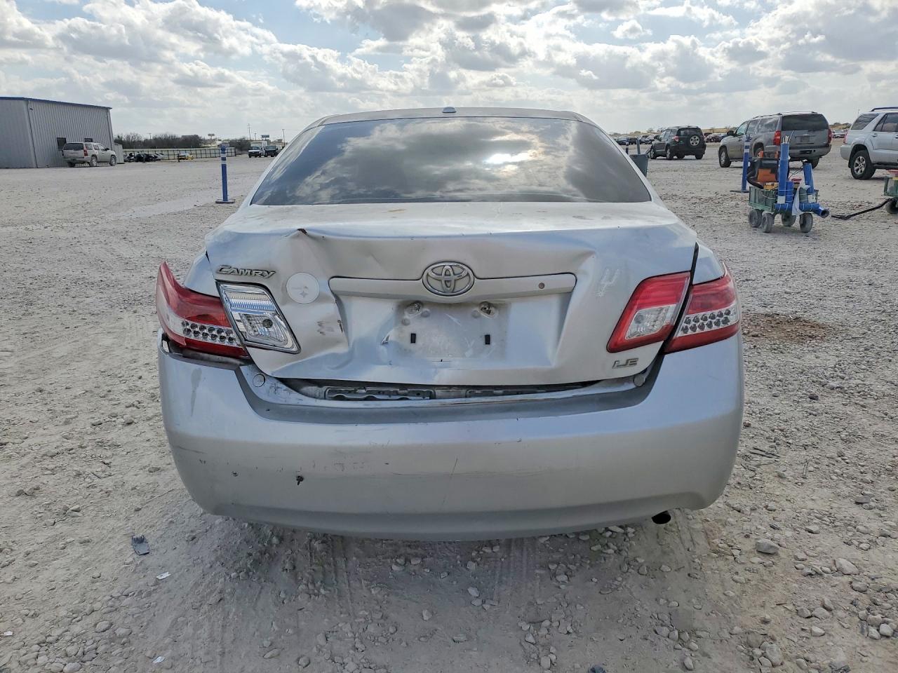 2011 TOYOTA CAMRY LE photo 6