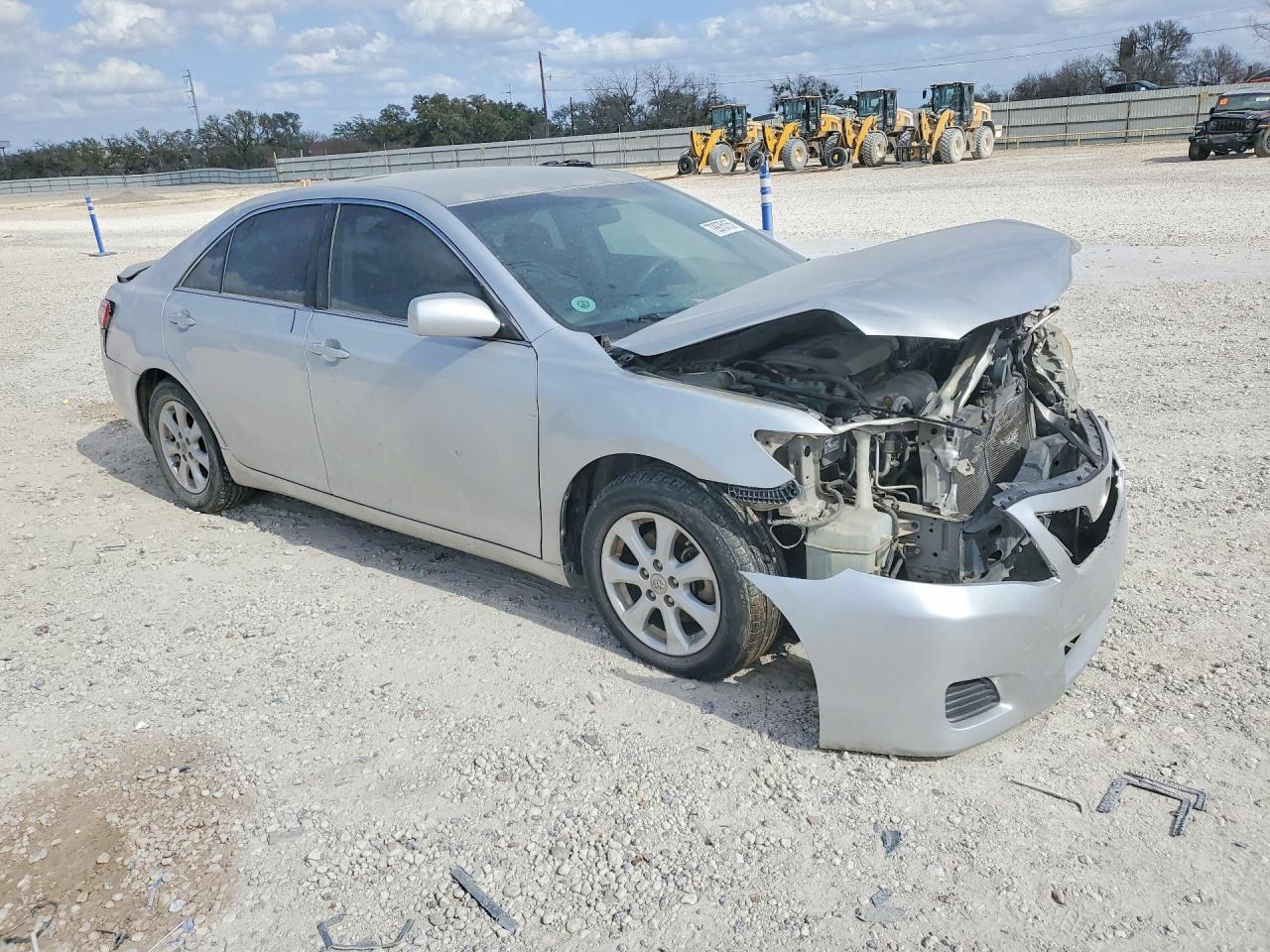 2011 TOYOTA CAMRY LE photo 4