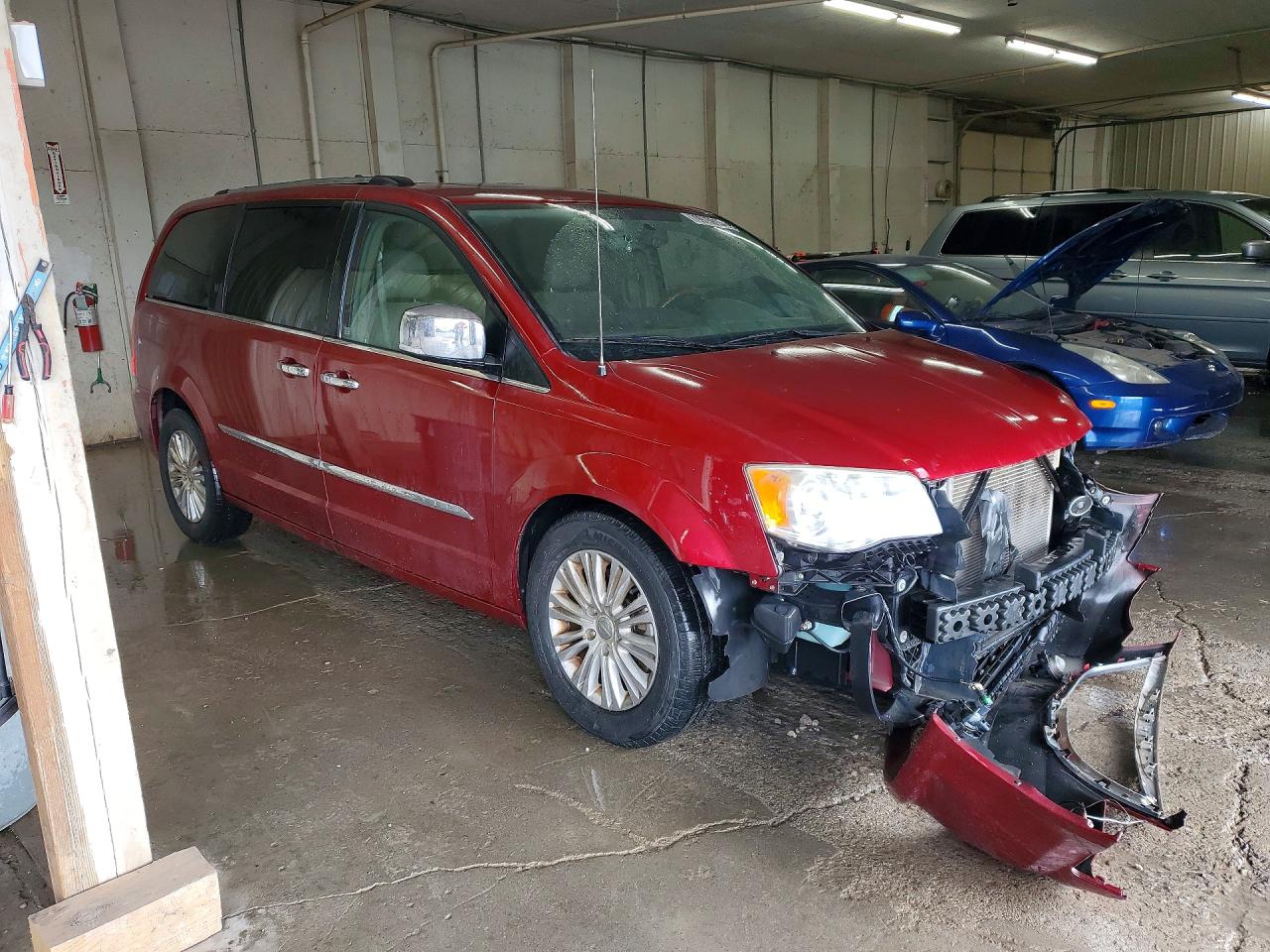 2013 CHRYSLER TOWN & COUNTRY LIMITED photo 4