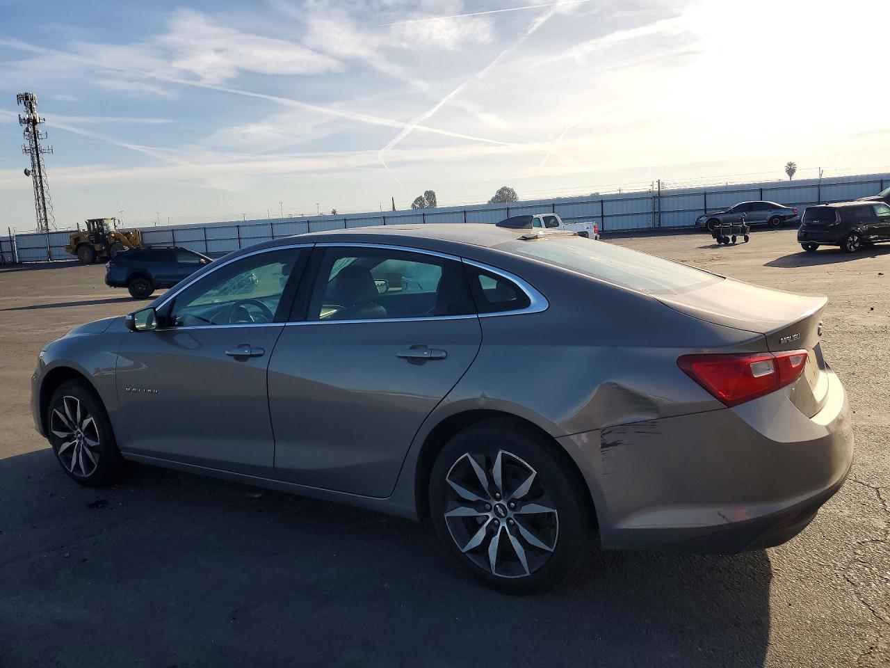 2018 CHEVROLET MALIBU LT photo 2