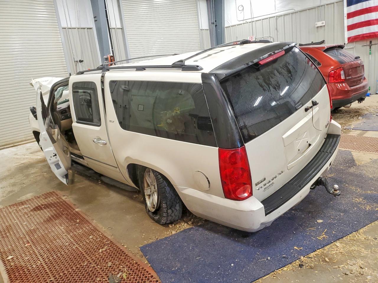 2011 GMC YUKON XL K1500 SLT photo 2