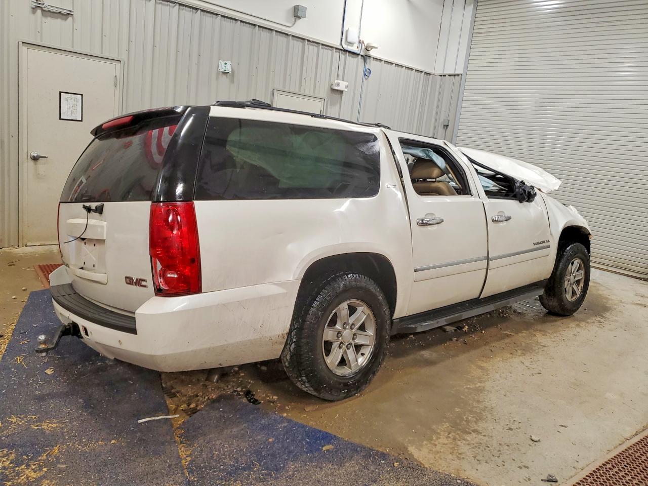 2011 GMC YUKON XL K1500 SLT photo 3