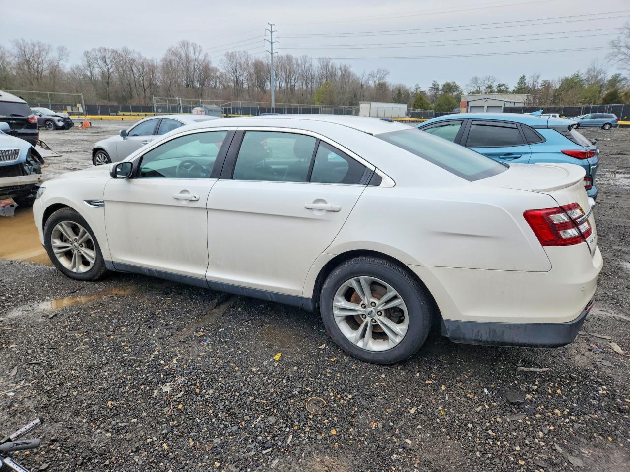2015 FORD TAURUS SEL photo 4
