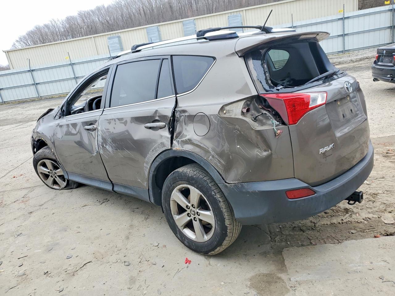 2015 TOYOTA RAV4 XLE photo 2