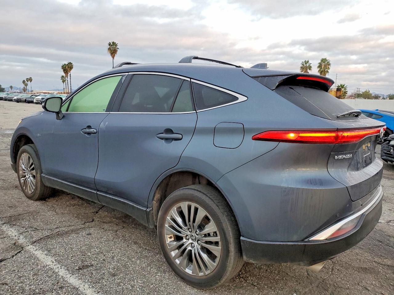 2022 TOYOTA VENZA XLE photo 2