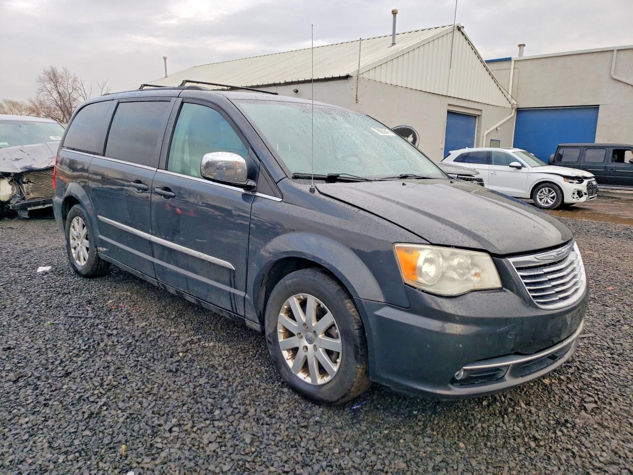 2012 CHRYSLER TOWN & COUNTRY TOURING L photo 4