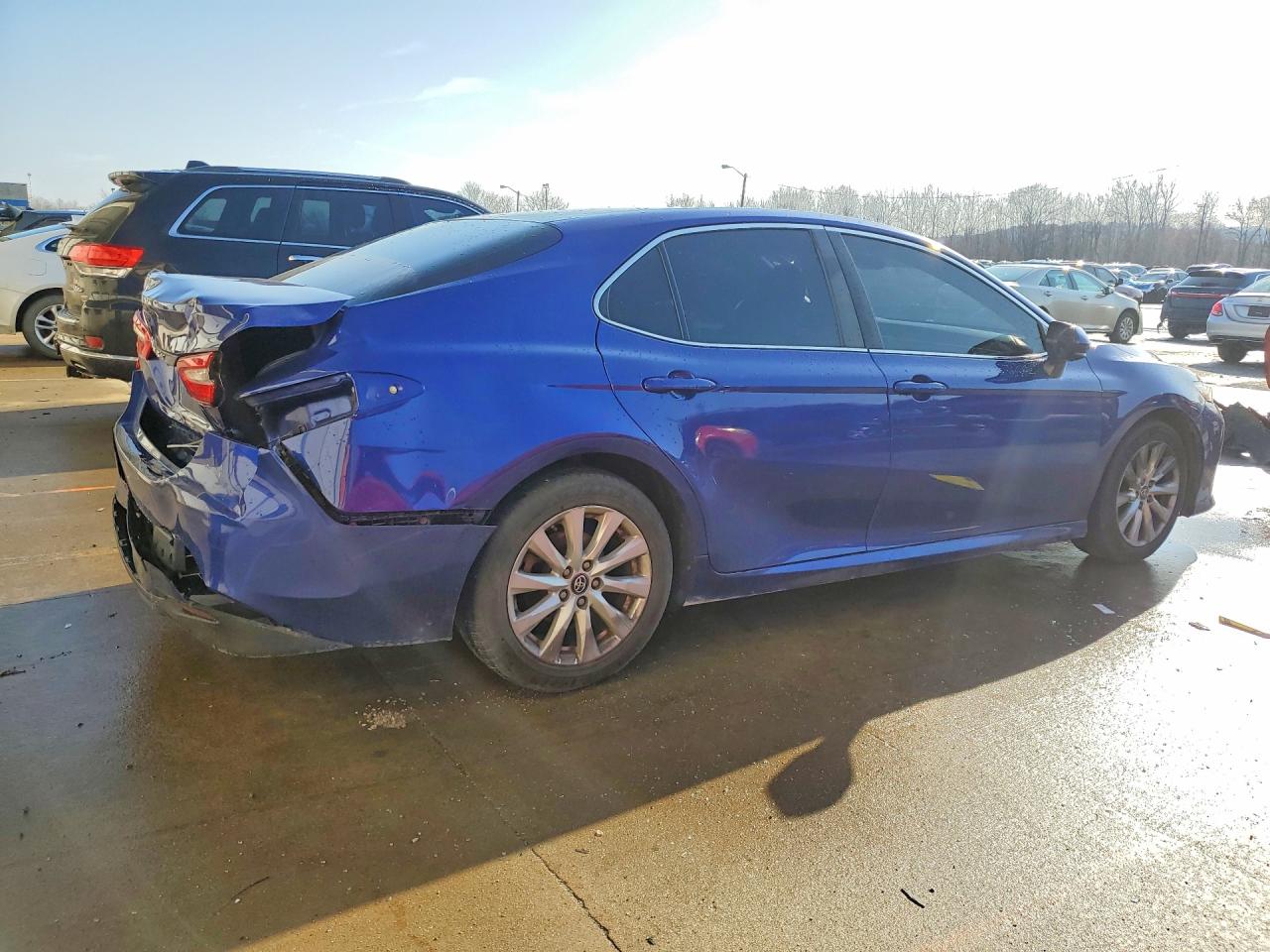 2018 TOYOTA CAMRY LE photo 3