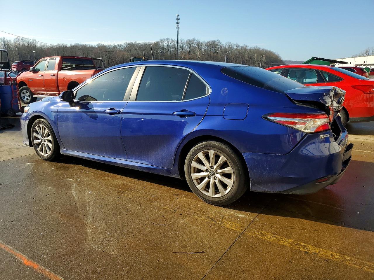 2018 TOYOTA CAMRY LE photo 2